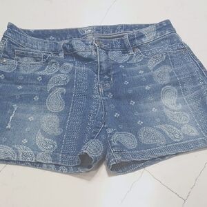 New Direction Blue Paisley Denim Shorts, size 10, pre-owned good conditions